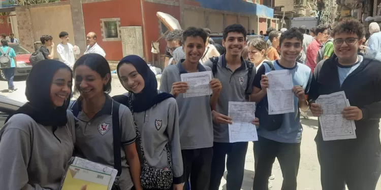 طلاب إعدادية الإسكندرية سعداء بسهولة أسئلة امتحان الهندسة 1 - جريدة الجمهورية طلاب إعدادية الإسكندرية سعداء بسهولة أسئلة امتحان الهندسة