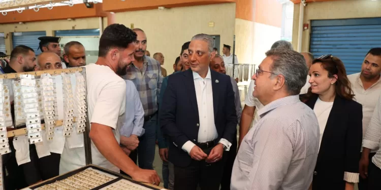 محافظ الجيزة يفتتح سوق بولاق الدكرور الحضاري لبيع الملابس الجاهزة