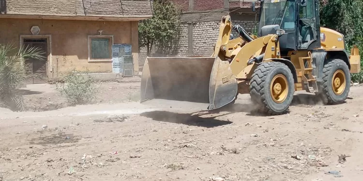 مشروع “المسار الأخضر” يواصل تطوير الطرق ورفع المخلفات في قرى قنا
