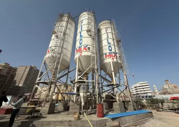 خلال لقائه الأسبوعي بالمواطنين.. محافظ الإسكندرية يرفض طلب صاحب محطة خلط خرسانة بوقف إزالتها
