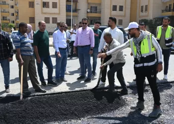 رئيس جهاز العاشر من رمضان يتابع ميدانيًا تطوير الطرق ورفع كفاءة الخدمات بالأحياء السكنية