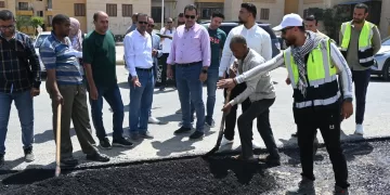 رئيس جهاز العاشر من رمضان يتابع ميدانيًا تطوير الطرق ورفع كفاءة الخدمات بالأحياء السكنية