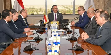 «التموين» تبحث إطلاق برامج تمويل ميسرة لدعم تحول منافذها لـ«كاري أون»