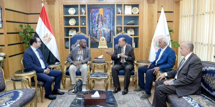 رئيس جامعة المنصورة يستقبل وفدًا تنزانيًا لبحث الشراكة في القطاع الصحي