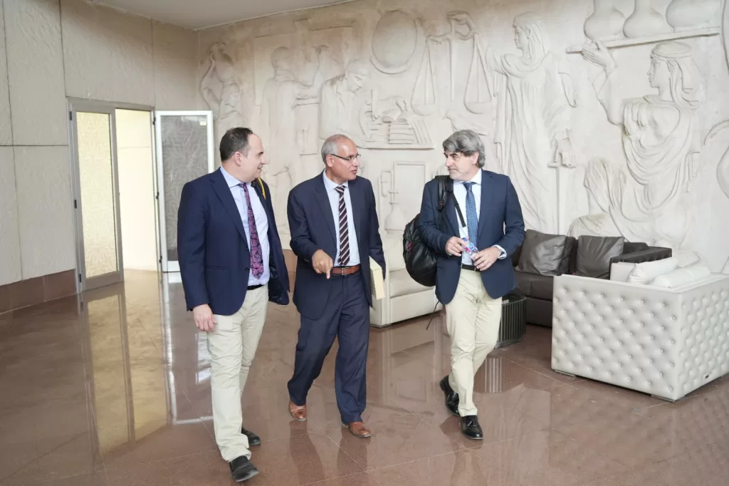وفد جامعة قرطبة الإسبانية يشيد بمجمع الفنون والثقافة بجامعة العاصمة