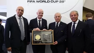 إنفانتينو يهدى أبو ريدة تذكار كأس العالم بإسم الرئيس السيسى