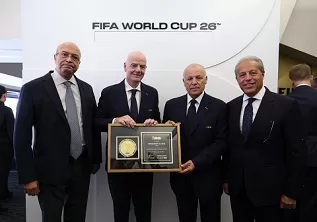 إنفانتينو يهدى أبو ريدة تذكار كأس العالم بإسم الرئيس السيسى 1 - جريدة الجمهورية إنفانتينو يهدى أبو ريدة تذكار كأس العالم بإسم الرئيس السيسى