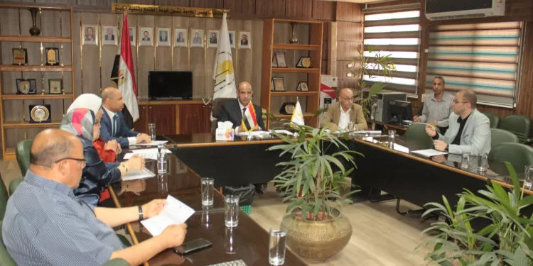 جامعة أسيوط تناقش تطوير آليات تنفيذ مشروع محو الأمية وتحفيز الطلاب المشاركين 1 - جريدة الجمهورية جامعة أسيوط تناقش تطوير آليات تنفيذ مشروع محو الأمية وتحفيز الطلاب المشاركين