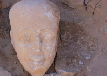 الكشف عن عناصر معمارية جديدة من معبد القصر القديم بالواحات البحرية