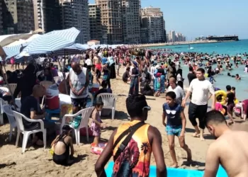 شواطئ الإسكندرية «كاملة العدد».. موجة الحر ورحلات اليوم الواحد ترفع الإقبال إلى 100%