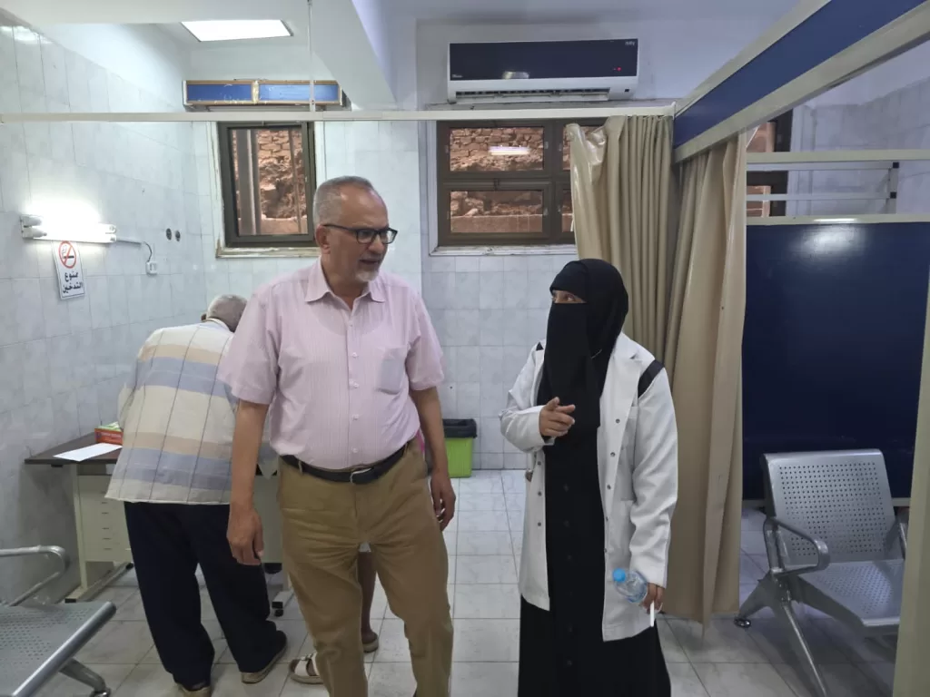 مدير الطب العلاجي يتفقد 5 مستشفيات بالقاهرة للتأكد من توافر الأدوية والمستلزمات الطبية