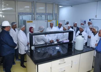 جولة تفقدية لوزير الصناعة ومحافظ الإسكندرية بالعامرية وبرج العرب.. والأدوية تتصدر الأولويات