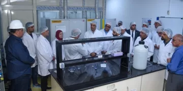 جولة تفقدية لوزير الصناعة ومحافظ الإسكندرية بالعامرية وبرج العرب.. والأدوية تتصدر الأولويات