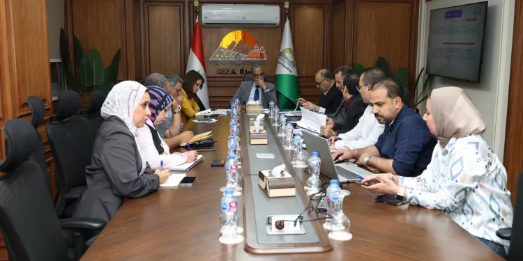 مراكز تكنولوجية متنقلة ومطبات لـ«البحر الأعظم».. كشف حساب حي جنوب الجيزة أمام المحافظ