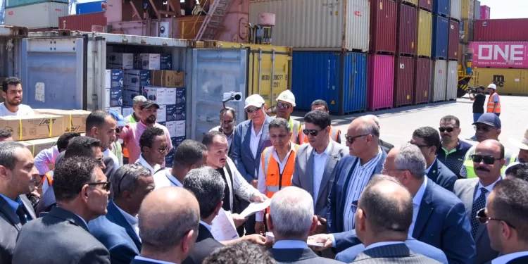 وزير الاستثمار ومحافظ الإسكندرية يتابعان حركة التجارة والإفراج الجمركي بميناء الدخيلة