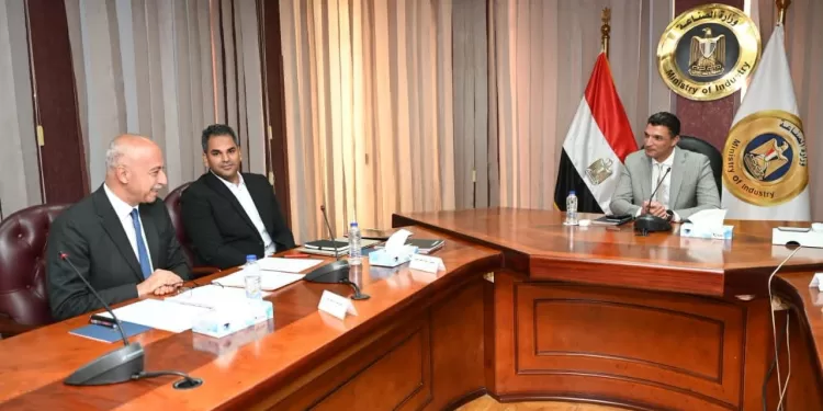 وزير الصناعة يبحث مع «أونا إلكتريك» آليات دعم وتطوير مكونات الصناعات الكهربائية المحلية