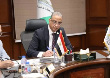 لبحث مطالب المواطنين ودفع جهود التنمية.. محافظ الجيزة يلتقي نواب إمبابة والمنيرة وكرداسة