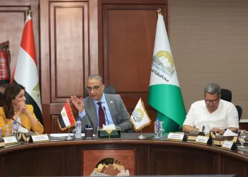 لرفع كفاءة منظومة العمل.. محافظ الجيزة يعقد اجتماعًا موسعًا مع مسئولي شركات النظافة والمتعهدين
