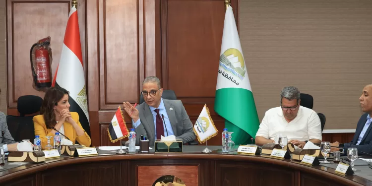 لرفع كفاءة منظومة العمل.. محافظ الجيزة يعقد اجتماعًا موسعًا مع مسئولي شركات النظافة والمتعهدين
