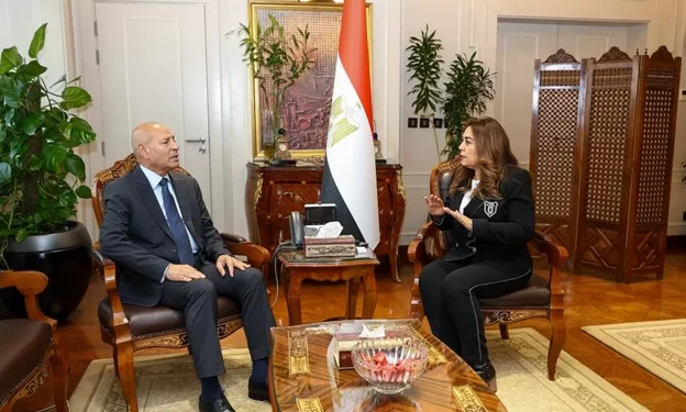 وزيرة التنمية المحلية ومحافظ القاهرة يبحثان خطة تطوير منظومة النظافة بالعاصمة