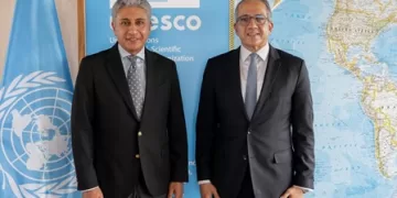وزير السياحة والآثار يلتقي مدير عام اليونسكو بباريس لحماية التراث الثقافي وصون الآثار