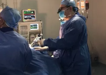 إنجاز طبي جديد يُضاف إلى رصيد الكفاءات المصرية، نجح فريق طبي مصري في إجراء جراحة بالغة الندرة