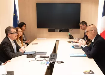 وزير التخطيط يبحث مع وزير الاقتصاد الفرنسي تعزيز الشراكة الاقتصادية ودعم الاستثمارات المشتركة