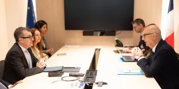 وزير التخطيط يبحث مع وزير الاقتصاد الفرنسي تعزيز الشراكة الاقتصادية ودعم الاستثمارات المشتركة