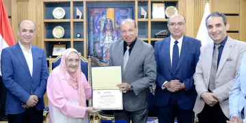 رئيس جامعة المنصورة ومحافظ الدقهلية يكرمان الدكتورة آمال إسماعيل 83 عاما لحصولها على الدكتوراة
