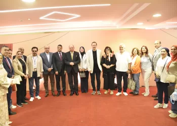 رئيس جامعة المنصورة يشهد العرض المسرحي «مائة وثلاثون قطعة»