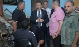 من المكتب إلى المنزل.. محافظ بورسعيد يلبي استغاثة مواطن مريض