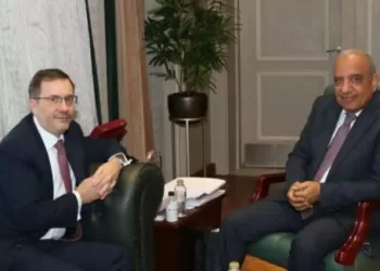 وزير الكهرباء يبحث مع السفير البريطاني تعزيز التعاون وجذب الاستثمارات في مشروعات الطاقة المتجددة