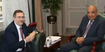 وزير الكهرباء يبحث مع السفير البريطاني تعزيز التعاون وجذب الاستثمارات في مشروعات الطاقة المتجددة