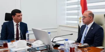 وزير الاستثمار يلتقي وفد «EVRAID» لبحث توطين تكنولوجيا المركبات الكهربائية وتعميق التصنيع المحلي