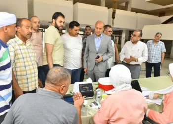 «100 مليون صحة» بالديوان العام.. محافظ أسيوط يتفقد أعمال القافلة الطبية المجانية للعاملين