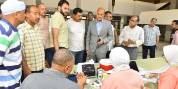 «100 مليون صحة» بالديوان العام.. محافظ أسيوط يتفقد أعمال القافلة الطبية المجانية للعاملين