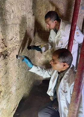كشف أثري جديد في سقارة: العثور على 3 مقابر صخرية لكبار رجال الدولة الحديثة بجبانة البوباسطيون 2 - جريدة الجمهورية 2 35 - جريدة الجمهورية