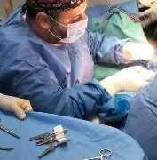 فريق جراحة الأوعية الدموية بمستشفى شرق المدينة ينقذ حياة مريض من نزيف حاد ويحميه من البتر