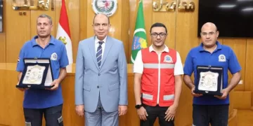 محافظ المنيا يُكرم طاقم إسعاف أنقذ حياة شاب وردّ أمانة بـ 800 ألف جنيه