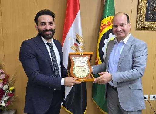 وكيل وزارة الصحة بالدقهلية يكرم رئيس قسم جراحة الوجه والفكين بمستشفى شربين