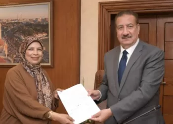 محافظ بورسعيد يوقع عقود تمليك أراضٍ لـ 6 مصانع بالمنطقة الصناعية جنوب المحافظة 5 - جريدة الجمهورية محافظ بورسعيد يوقع عقود تمليك أراضٍ لـ 6 مصانع بالمنطقة الصناعية جنوب المحافظة