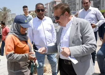 في لفتة إنسانية.. محافظ بورسعيد يوزع كوبونات مواد غذائية على عمال النظافة 8 - جريدة الجمهورية في لفتة إنسانية.. محافظ بورسعيد يوزع كوبونات مواد غذائية على عمال النظافة
