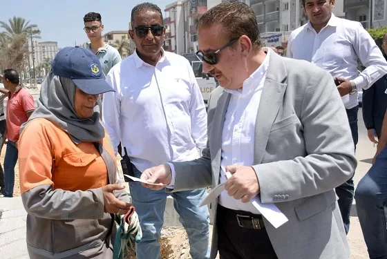 في لفتة إنسانية.. محافظ بورسعيد يوزع كوبونات مواد غذائية على عمال النظافة 1 - جريدة الجمهورية في لفتة إنسانية.. محافظ بورسعيد يوزع كوبونات مواد غذائية على عمال النظافة