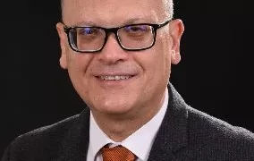 صندوق مساعدة ضحايا الاتجار بالبشر يُكرم «د. خالد قدري» لفوزه بجائزة التميز البحثي