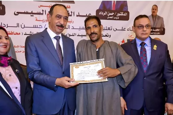 محافظ سوهاج يُدشن ملتقى التوظيف بنادي المحليات لتوفير 2400 فرصة عمل للشباب 6 - جريدة الجمهورية 6 35 - جريدة الجمهورية