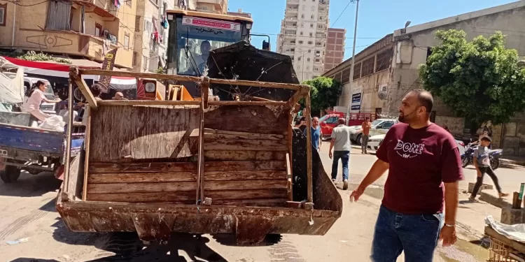 حملات صباحية ومسائية بالإسكندرية لفرض الانضباط بالشارع السكندري إزالة والتحفظ على 6986 حالة إشغال بالأسواق والشوارع 1 - جريدة الجمهورية حملات صباحية ومسائية بالإسكندرية لفرض الانضباط بالشارع السكندري إزالة والتحفظ على 6986 حالة إشغال بالأسواق والشوارع