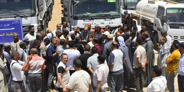 محافظ أسيوط يتفقد اصطفاف معدات المحافظة للتأكد من جاهزيتها لمواجهة الطوارئ
