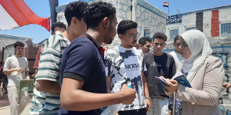 دموع أولياء الأمور بعد منع طالب متأخر من دخول لجنة الامتحان بالسويس