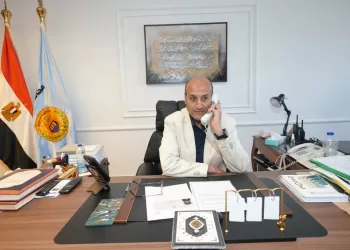 محافظ أسيوط يهنئ الأولى على الجمهورية في الدبلومات الفنية الصناعية
