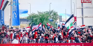 احتشاد آلاف الجماهير لاستقبال بعثة المنتخب الوطني بمطار العلمين